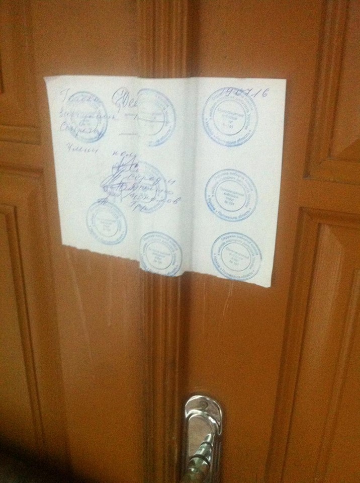 19 07 Na Poltvschini vynykla zagroza zryvu vyboriv ovk i dosi ne vstanovyla pidsumkiv golosuvannyaphoto3