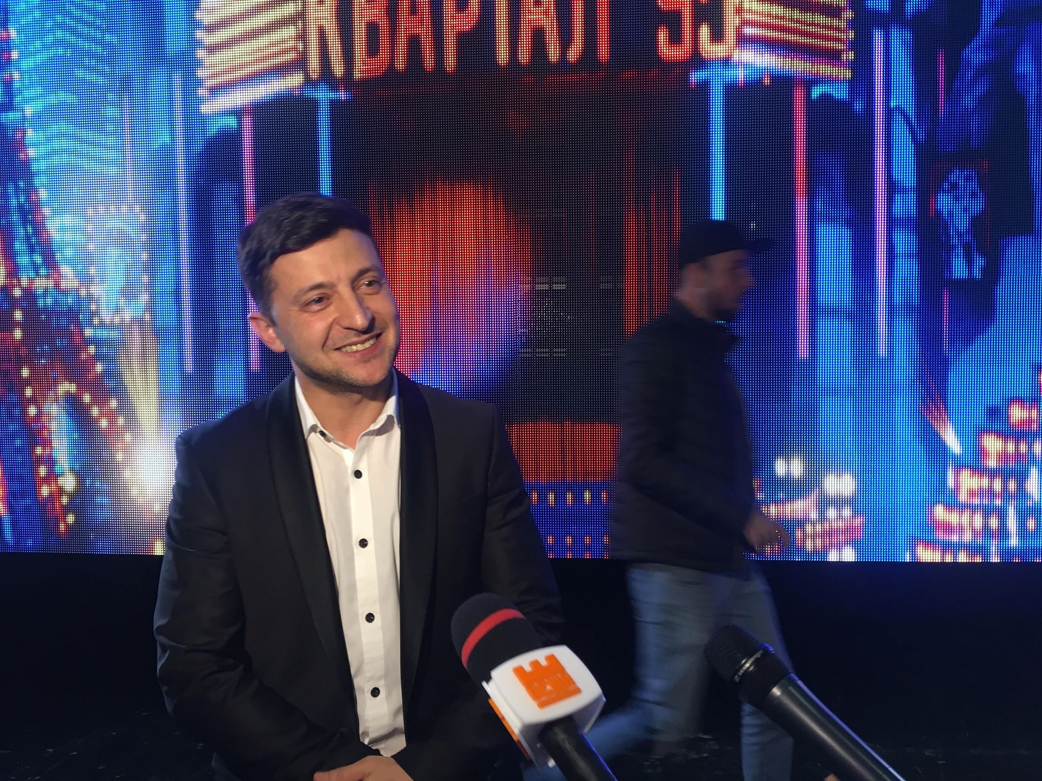 11.02.19 Ivano Frankivsk Pid chas blagodijnogo koncertu Zelenskyj stav Petrom