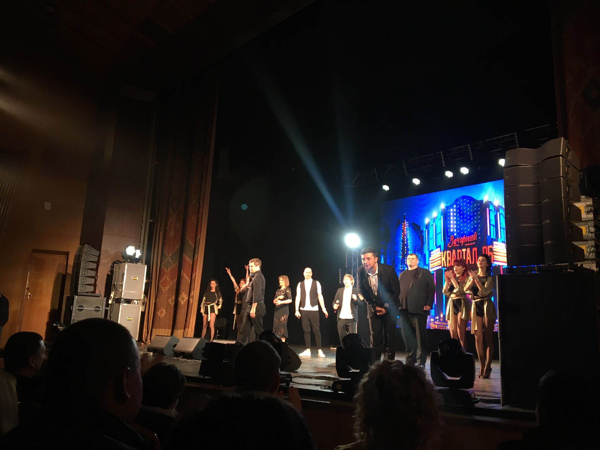 11.02.19 Ivano Frankivsk Pid chas blagodijnogo koncertu Zelenskyj stav Petrom1