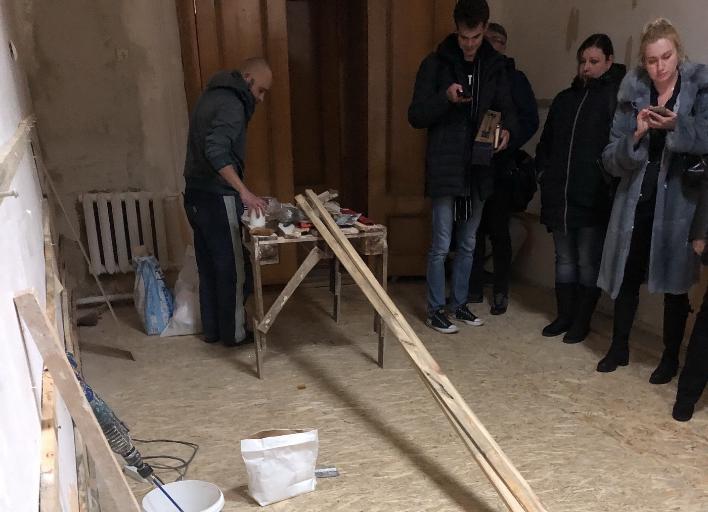 Члени ОВК у «холі» чекають на початок засідання